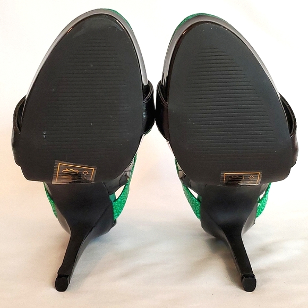 Shoedazzle | Camele Green/Black heels - Picture 5 of 16